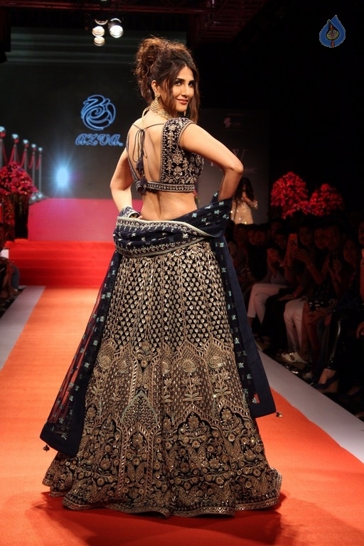 Celebrities Walks On Ramp at IIJW 2017 - 9 / 27 photos