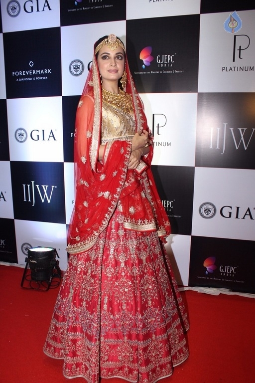 Celebrities Walks On Ramp at IIJW 2017 - 20 / 27 photos