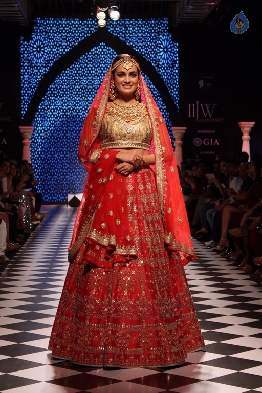 Celebrities Walks On Ramp at IIJW 2017 - 23 / 27 photos