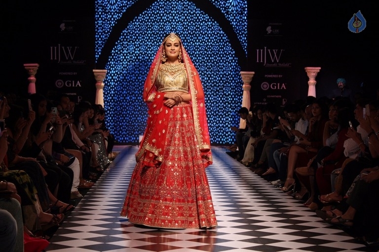 Celebrities Walks On Ramp at IIJW 2017 - 27 / 27 photos
