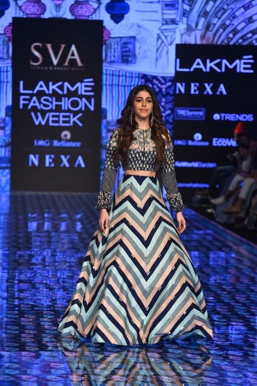 Celebrities walks the Ramp at Lakme Fashion Week 2020 - 13 / 41 photos