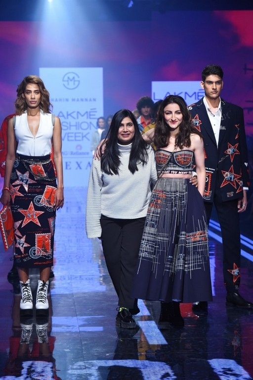 Celebrities walks the Ramp at Lakme Fashion Week 2020 - 28 / 41 photos