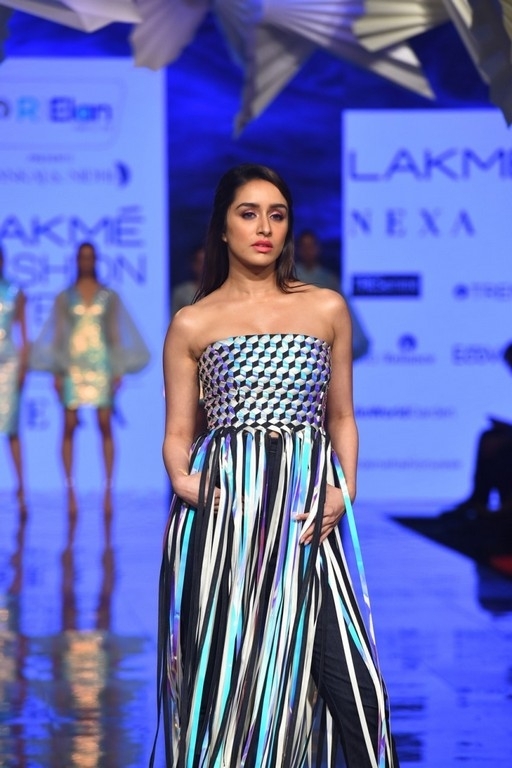 Celebrities walks the Ramp at Lakme Fashion Week 2020 - 29 / 41 photos