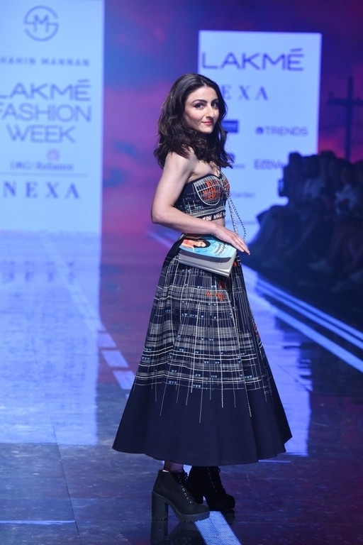 Celebrities walks the Ramp at Lakme Fashion Week 2020 - 40 / 41 photos