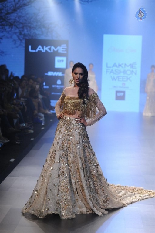 Celebrities Walks the Ramp at LFW 2016 - 13 / 60 photos