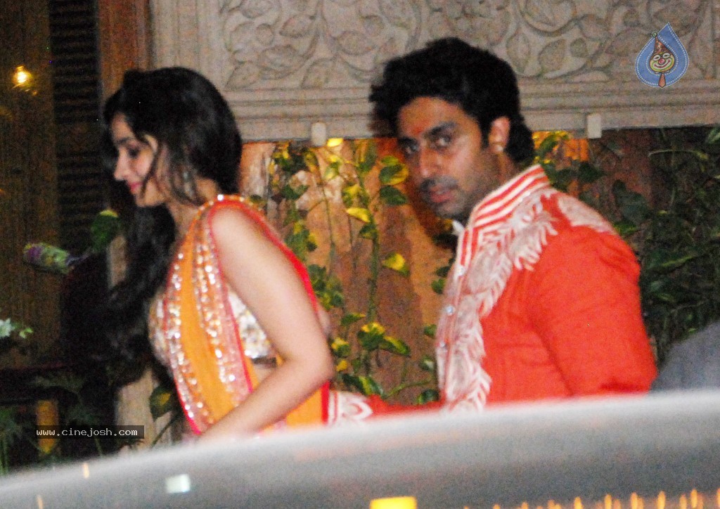 Celebs at Amitabh Family Diwali Bash - 18 / 36 photos