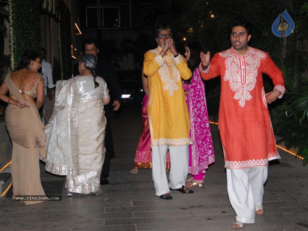 Celebs at Amitabh Family Diwali Bash - 19 / 36 photos