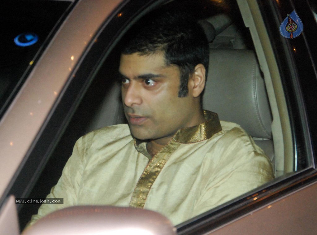 Celebs at Amitabh Family Diwali Bash - 21 / 36 photos