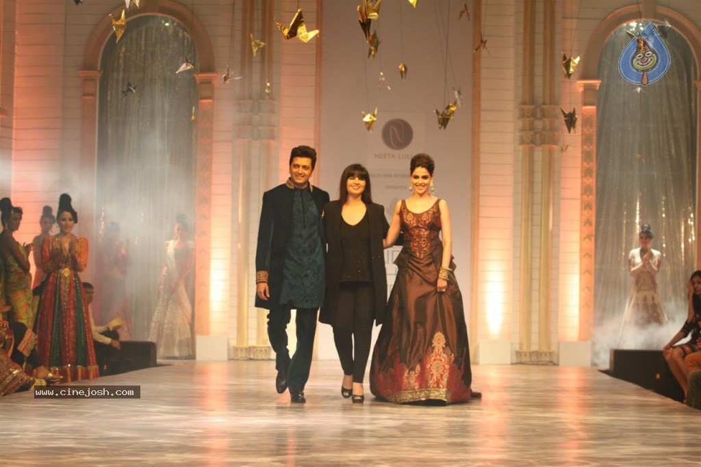 Celebs at AVIBW 2013 Grand Finale - 10 / 71 photos