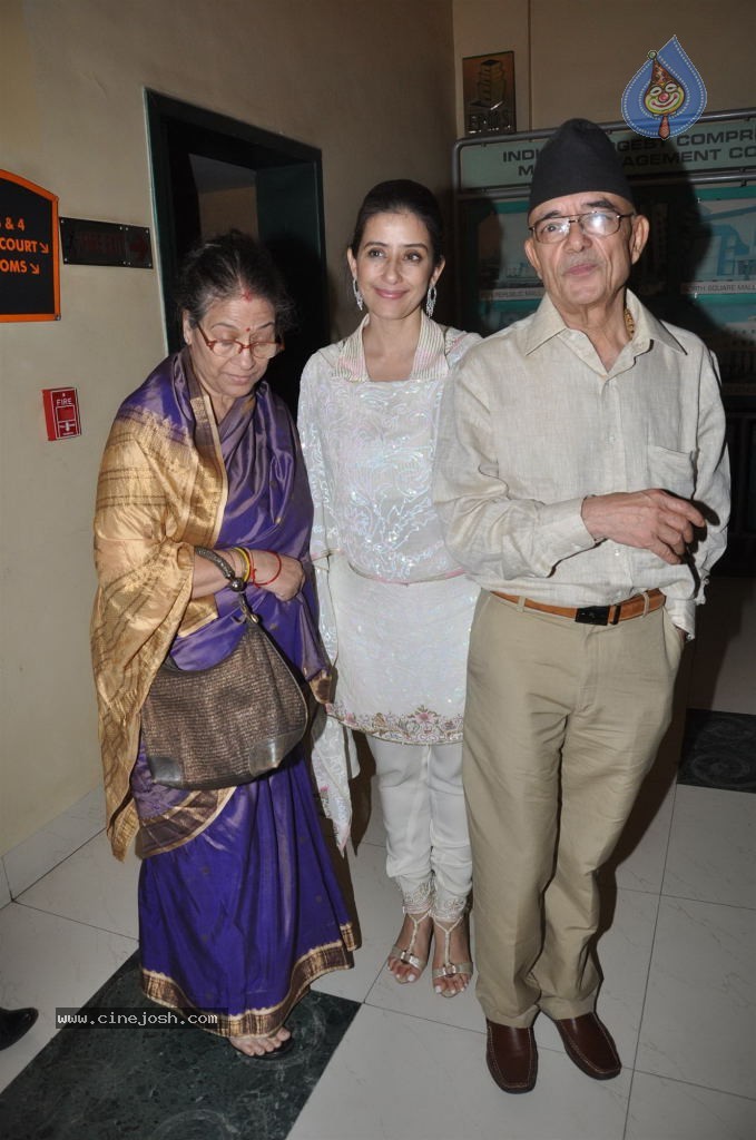 Celebs at Bhoot 3D Premiere Show - 15 / 56 photos