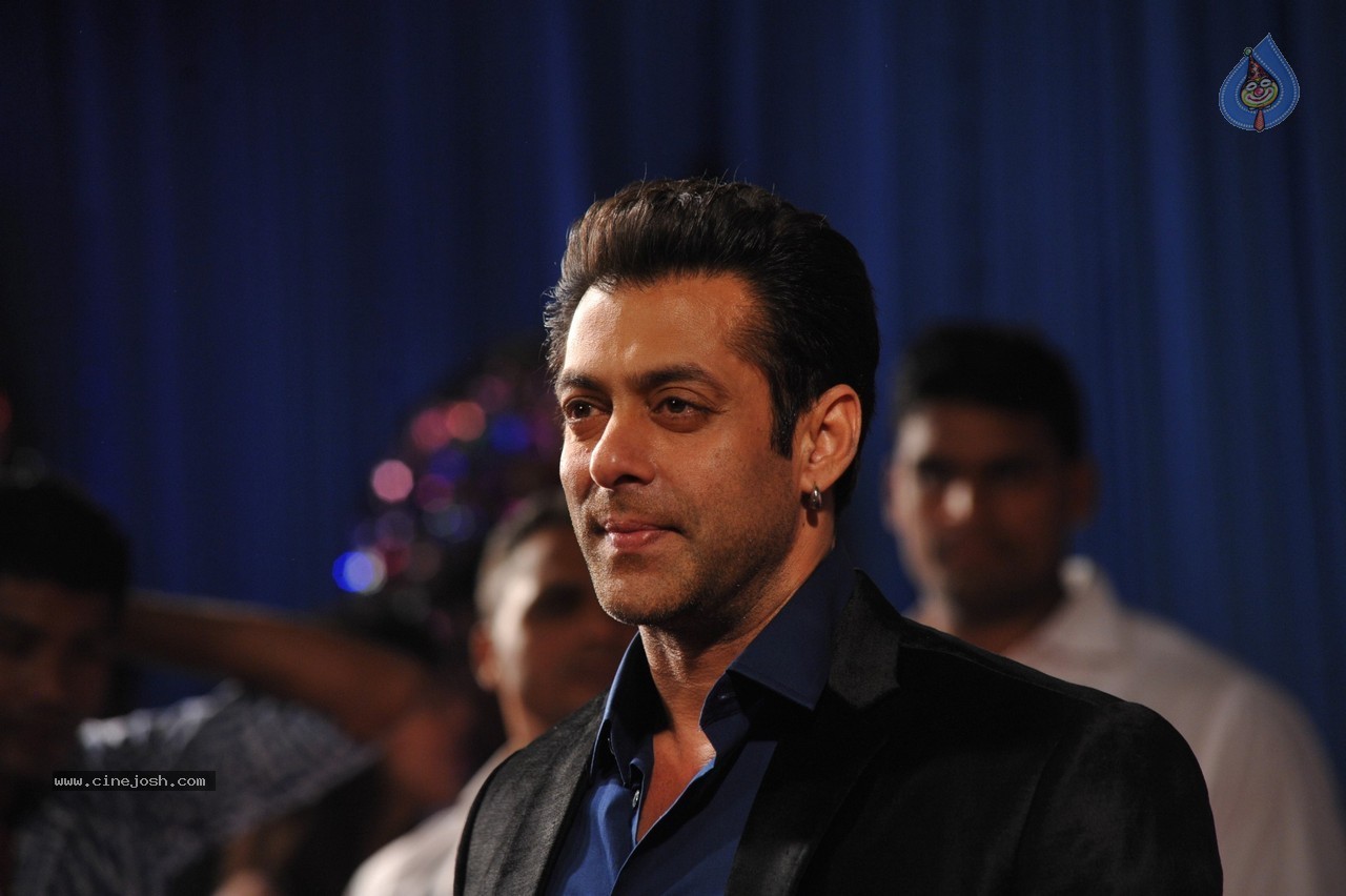 Celebs at Big Star Entertainment Awards 2013 - 37 / 54 photos