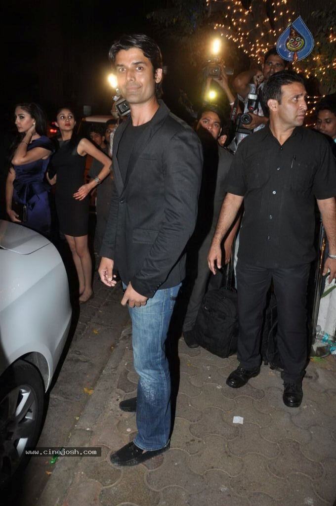 Celebs at Bunty Walia Wedding Reception - 32 / 85 photos