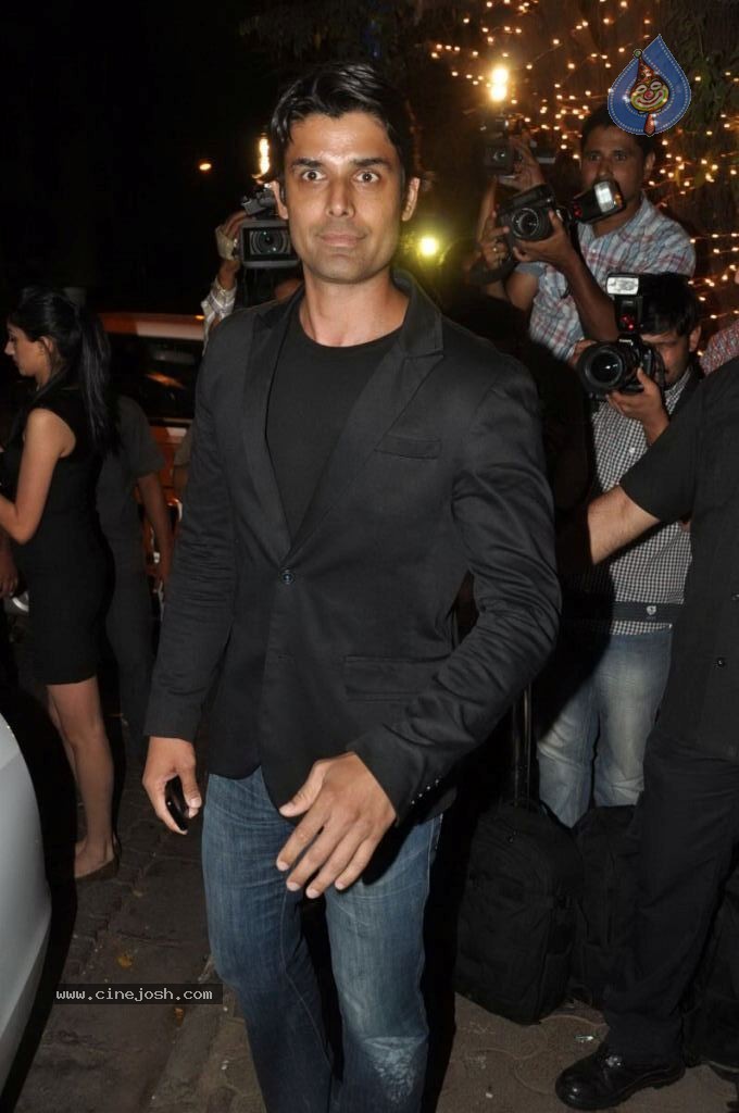 Celebs at Bunty Walia Wedding Reception - 35 / 85 photos