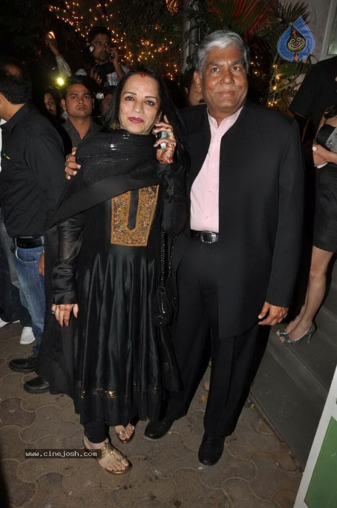 Celebs at Bunty Walia Wedding Reception - 57 / 85 photos