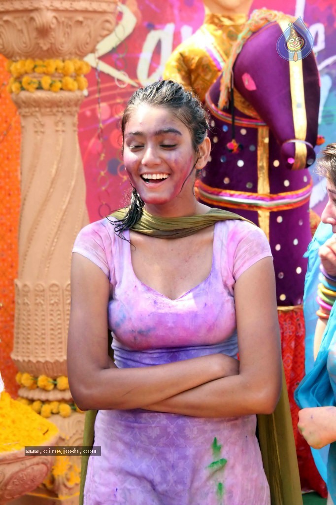 Celebs at Colors Holi Party - 35 / 36 photos