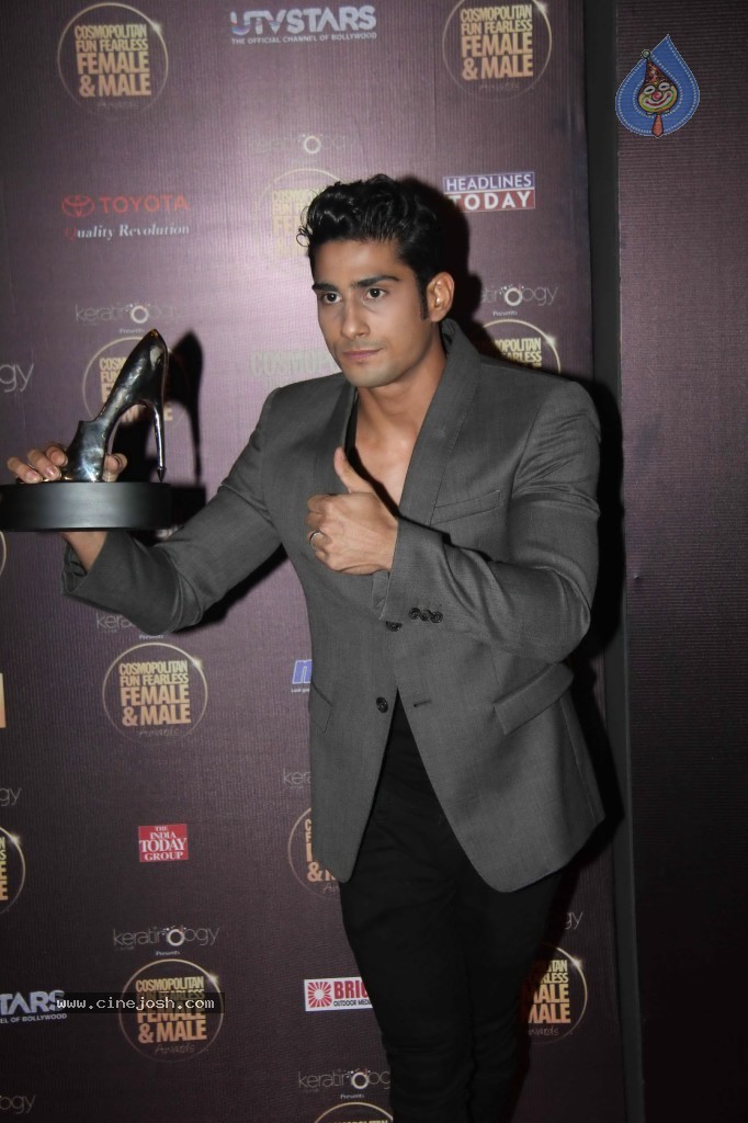 Bolly Celebs at Cosmopolitan Fun Fearless Awards - 36 / 112 photos