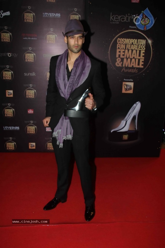 Bolly Celebs at Cosmopolitan Fun Fearless Awards - 60 / 112 photos