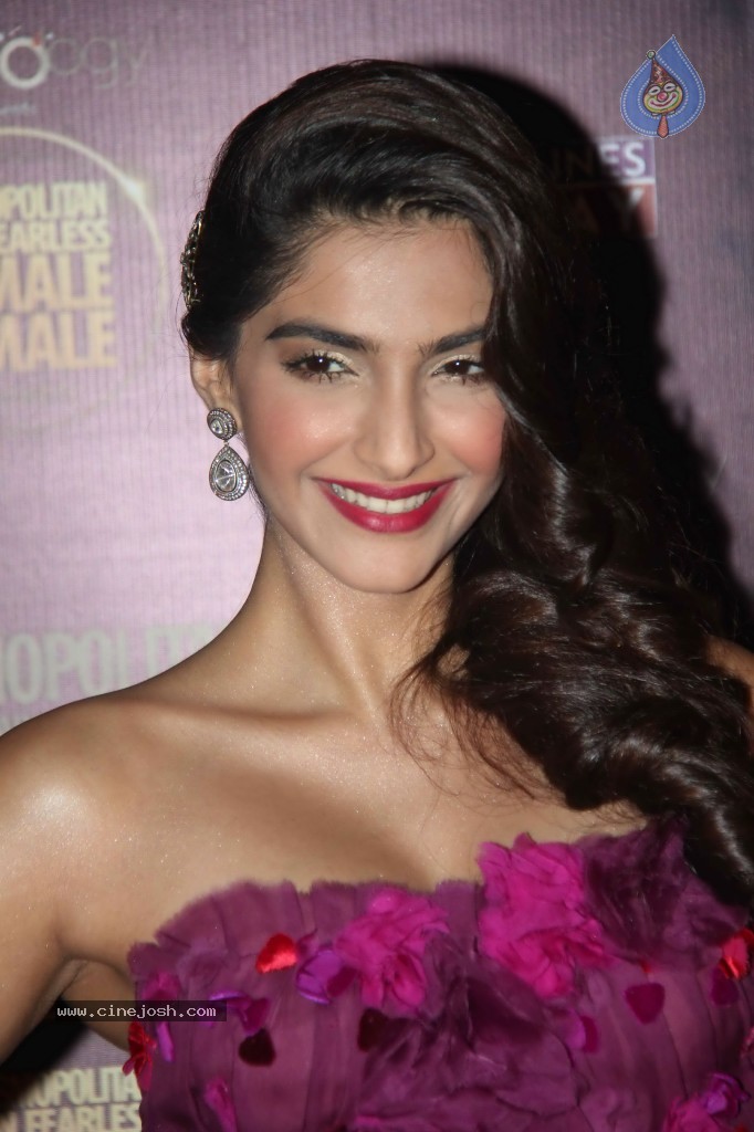 Bolly Celebs at Cosmopolitan Fun Fearless Awards - 68 / 112 photos