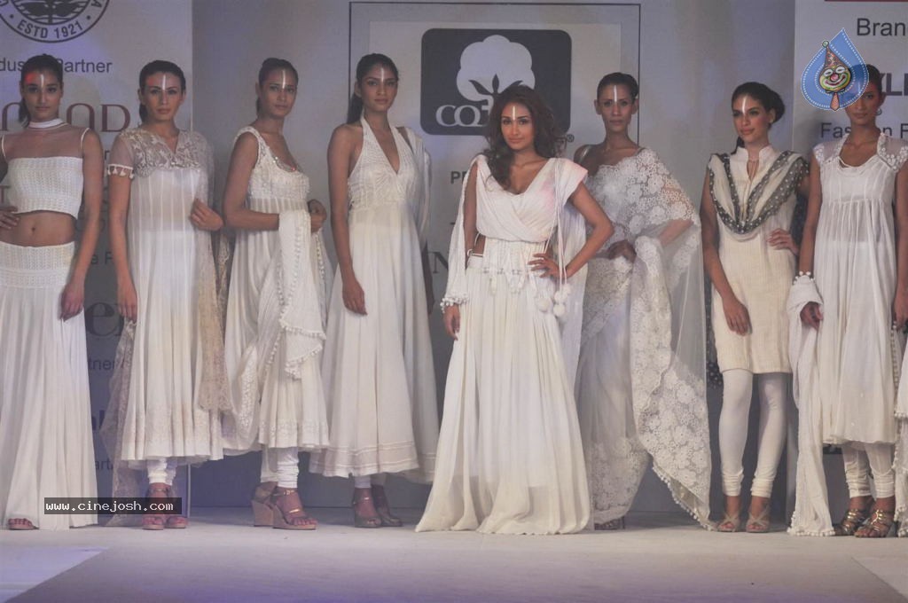 Celebs at Cottonscape Fashion Show - 5 / 76 photos