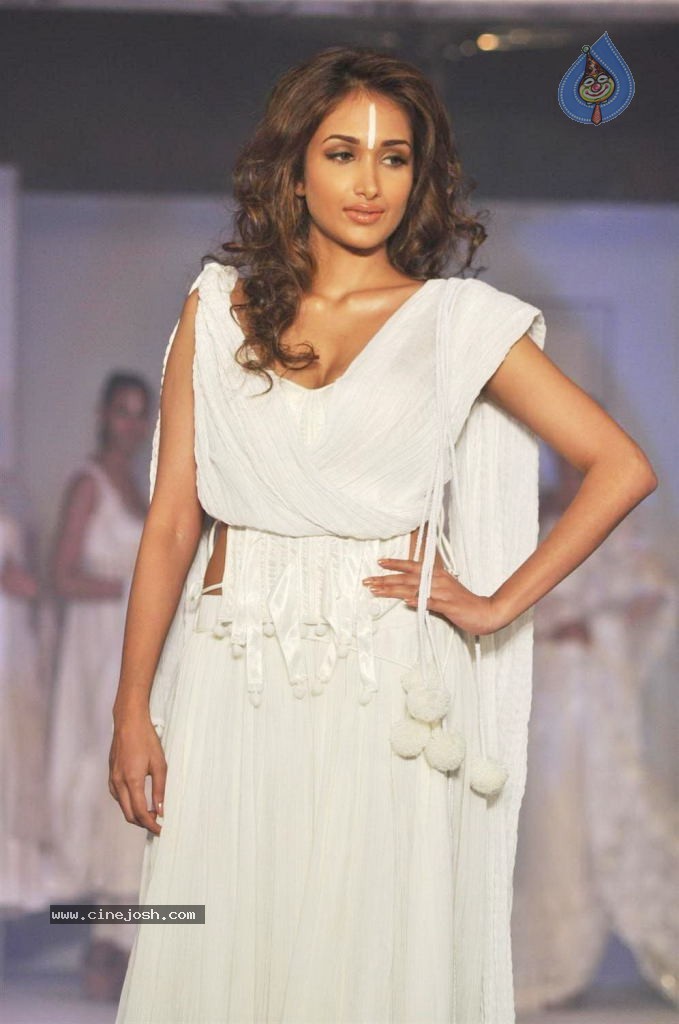 Celebs at Cottonscape Fashion Show - 24 / 76 photos