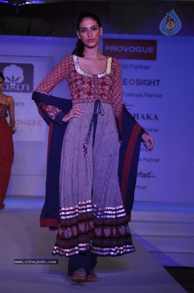 Celebs at Cottonscape Fashion Show - 28 / 76 photos