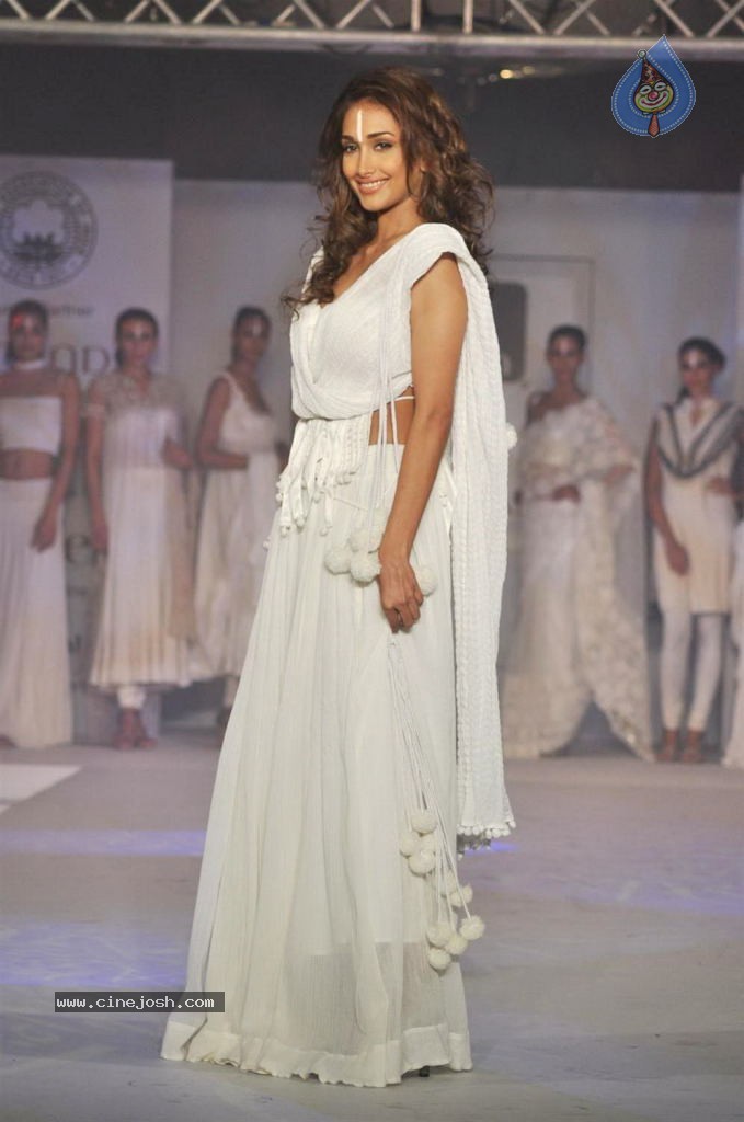 Celebs at Cottonscape Fashion Show - 30 / 76 photos