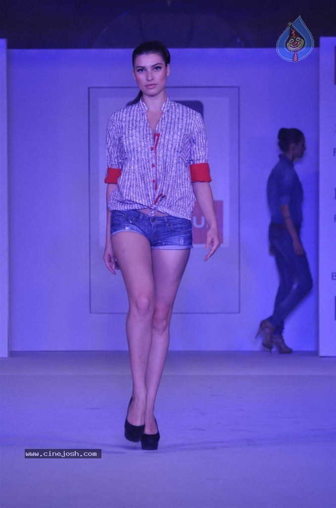Celebs at Cottonscape Fashion Show - 38 / 76 photos