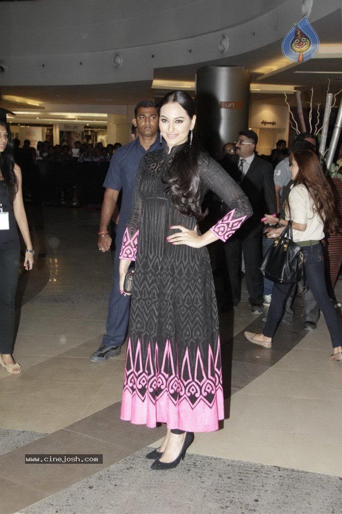 Celebs at Dabangg 2 Premiere Show - 25 / 82 photos