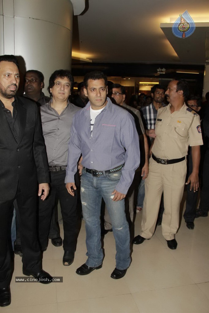 Celebs at Dabangg 2 Premiere Show - 59 / 82 photos
