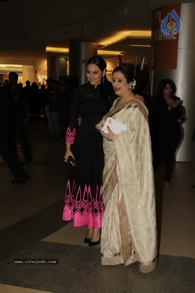Celebs at Dabangg 2 Premiere Show - 64 / 82 photos