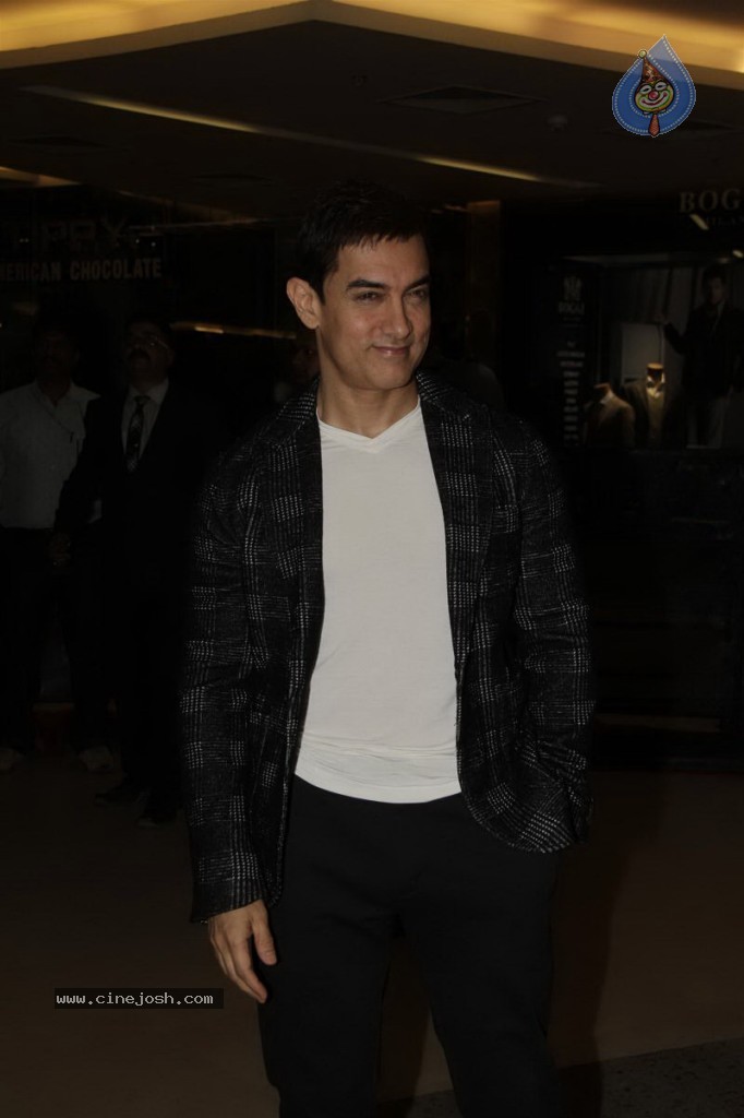 Celebs at Dabangg 2 Premiere Show - 72 / 82 photos