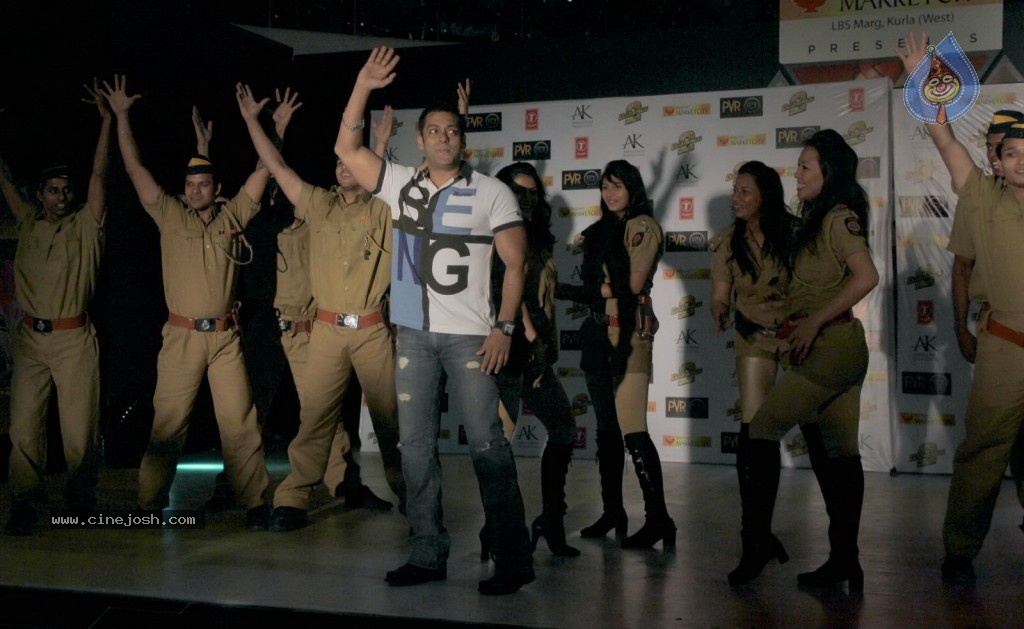 Celebs at Dabangg 2 Premiere Show - 80 / 82 photos