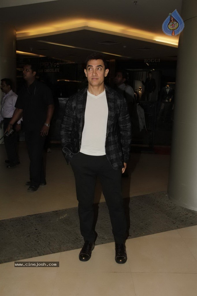 Celebs at Dabangg 2 Premiere Show - 81 / 82 photos