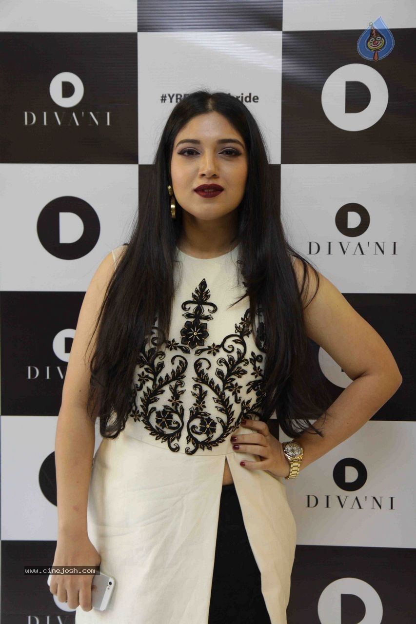 Celebs at Divani 1st Anniversary - 21 / 42 photos