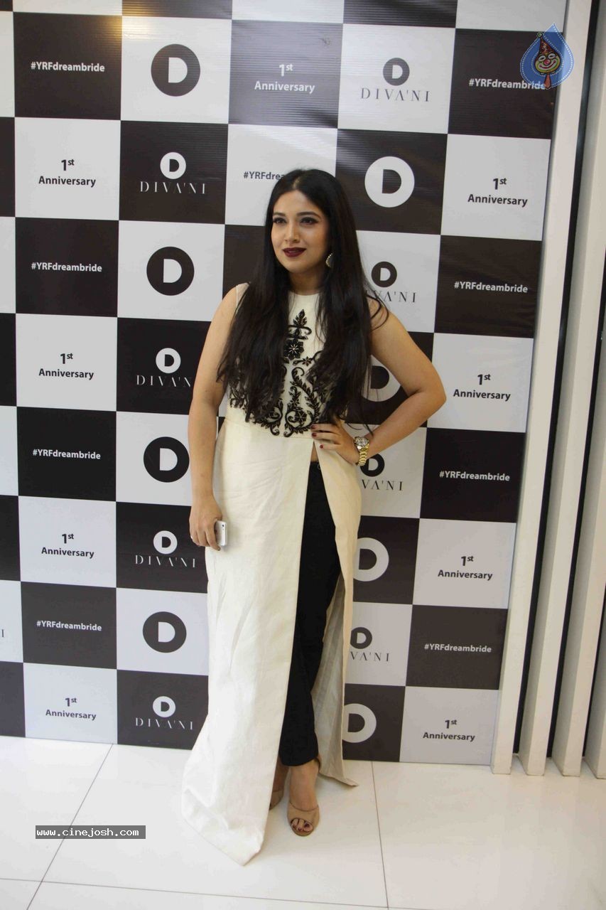 Celebs at Divani 1st Anniversary - 25 / 42 photos