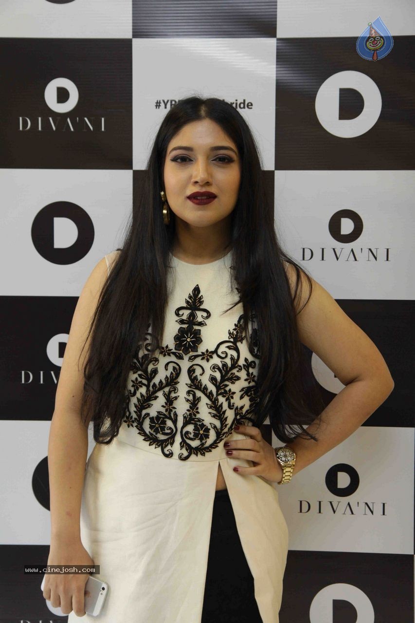 Celebs at Divani 1st Anniversary - 27 / 42 photos