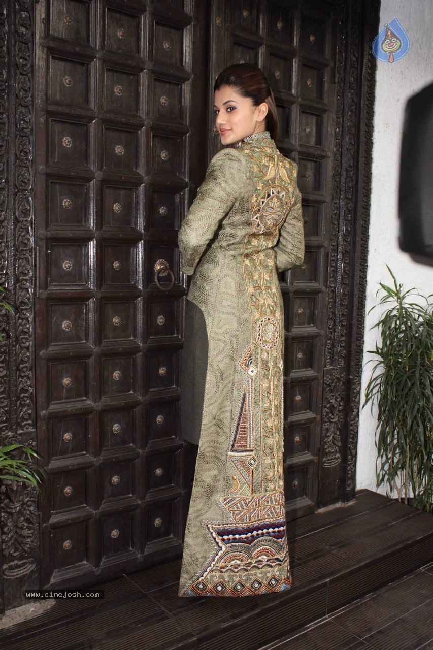 Celebs at DVAR Fashion Preview - 9 / 51 photos