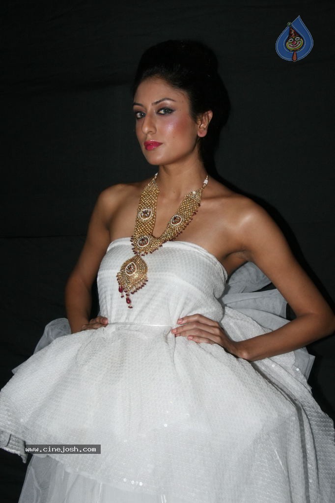 Hot Celebs at Gitanjali Bejeweled Fashion Show - 4 / 127 photos