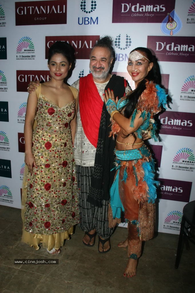 Hot Celebs at Gitanjali Bejeweled Fashion Show - 30 / 127 photos