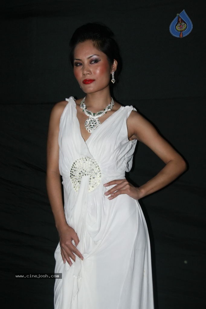Hot Celebs at Gitanjali Bejeweled Fashion Show - 35 / 127 photos