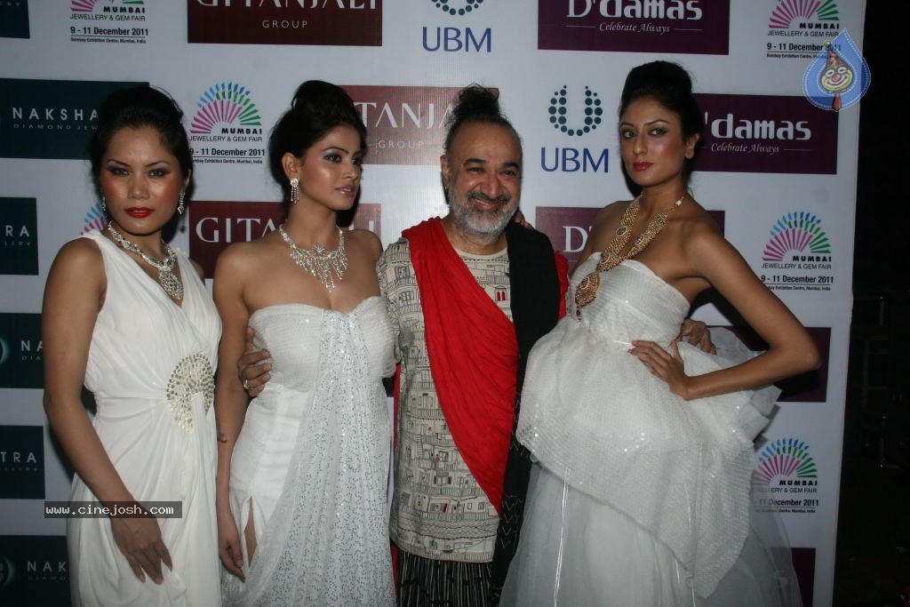 Hot Celebs at Gitanjali Bejeweled Fashion Show - 46 / 127 photos
