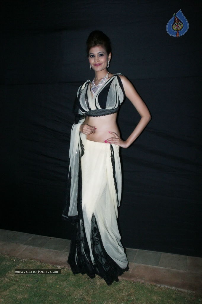 Hot Celebs at Gitanjali Bejeweled Fashion Show - 60 / 127 photos