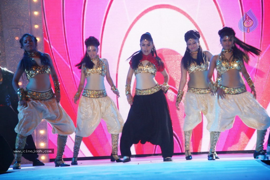 Hot Celebs at Gitanjali Bejeweled Fashion Show - 96 / 127 photos