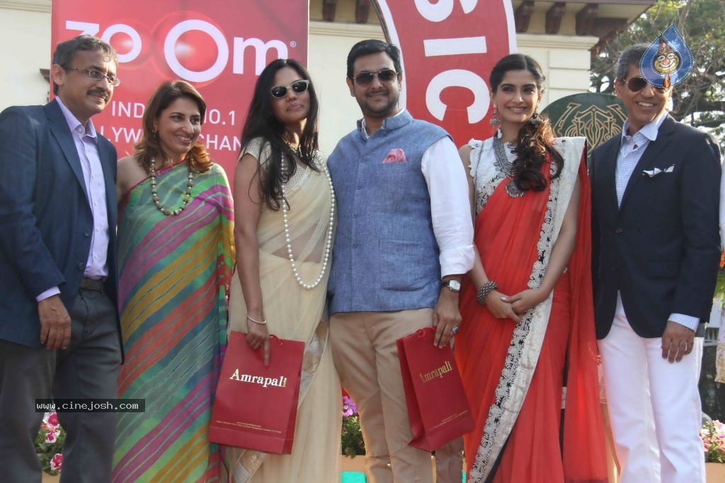Celebs at Hello Magazine Racing Event - 6 / 122 photos