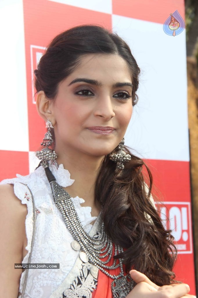 Celebs at Hello Magazine Racing Event - 11 / 122 photos