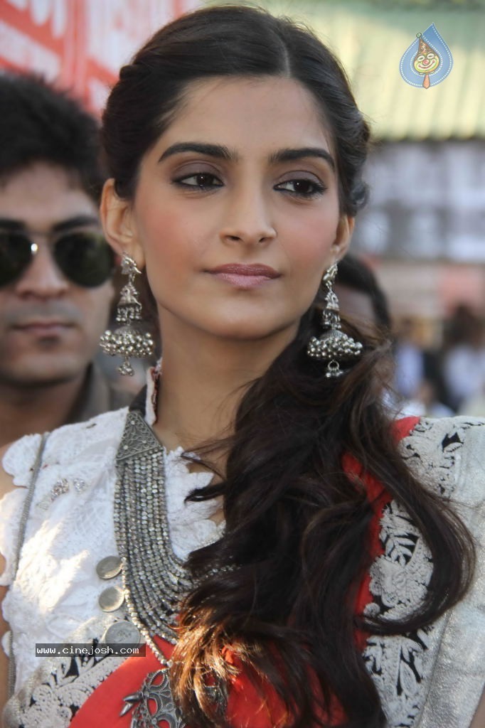 Celebs at Hello Magazine Racing Event - 29 / 122 photos