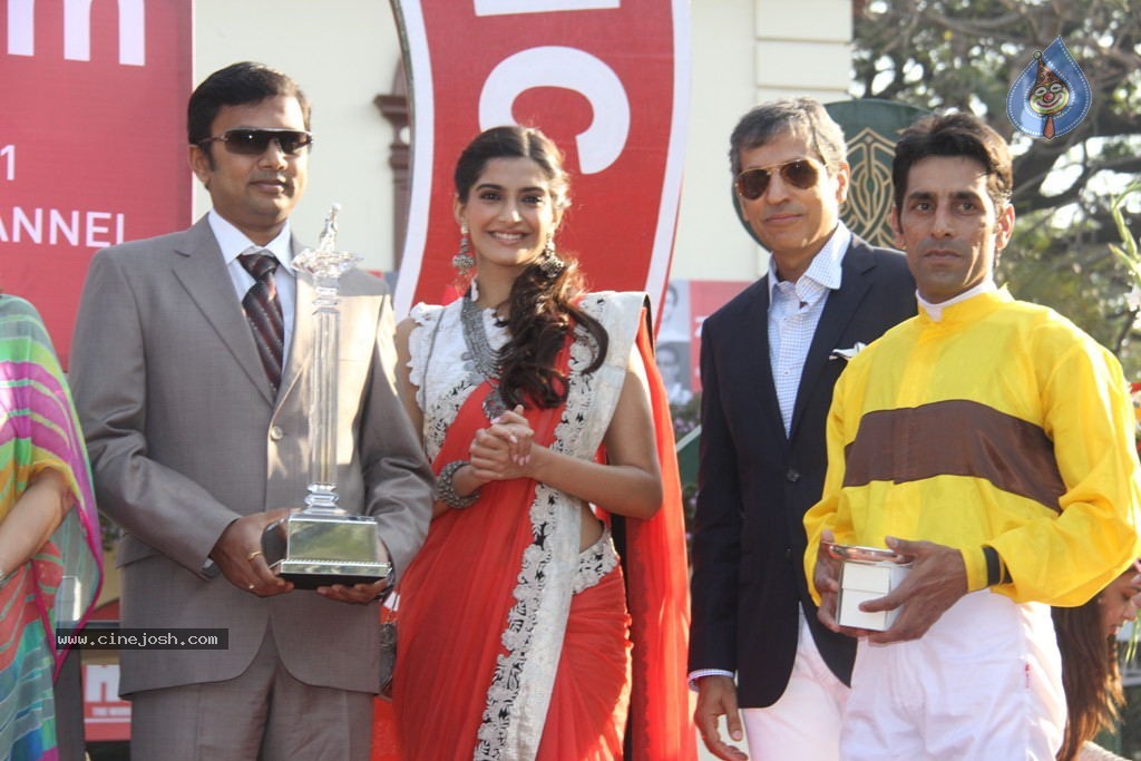 Celebs at Hello Magazine Racing Event - 85 / 122 photos