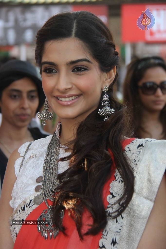 Celebs at Hello Magazine Racing Event - 96 / 122 photos