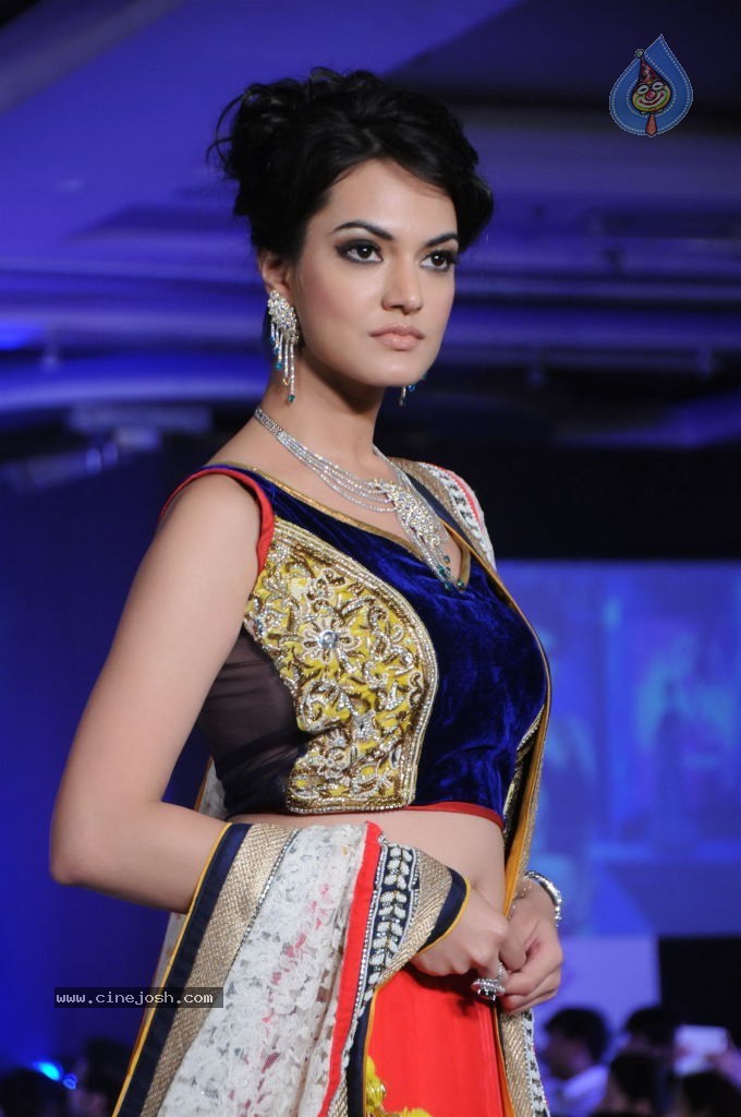 Celebs at HVK Jewels Fashion Show - 24 / 56 photos