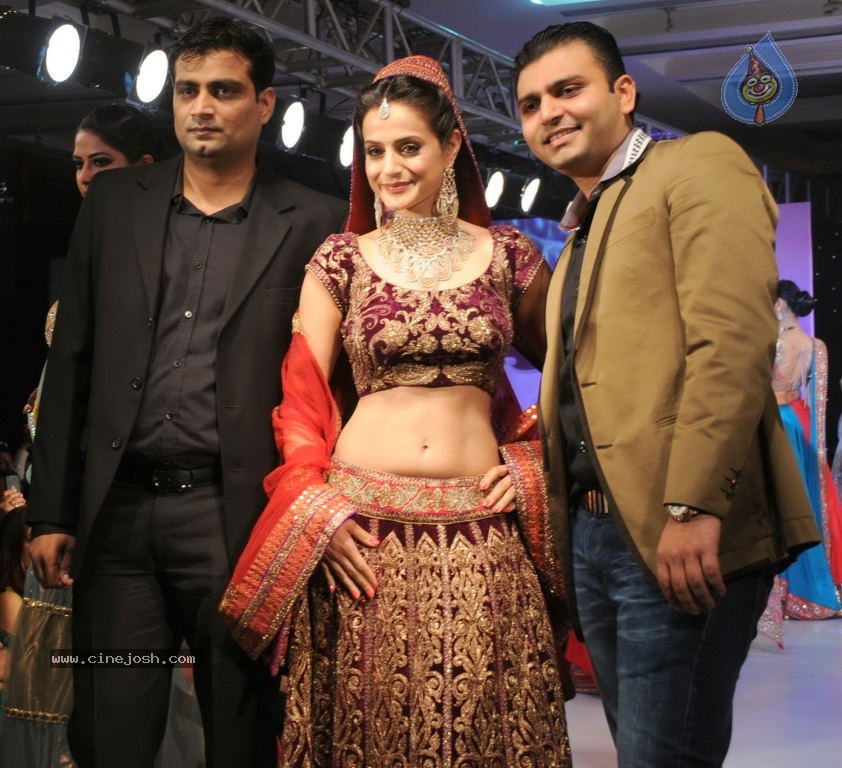 Celebs at HVK Jewels Fashion Show - 20 / 35 photos